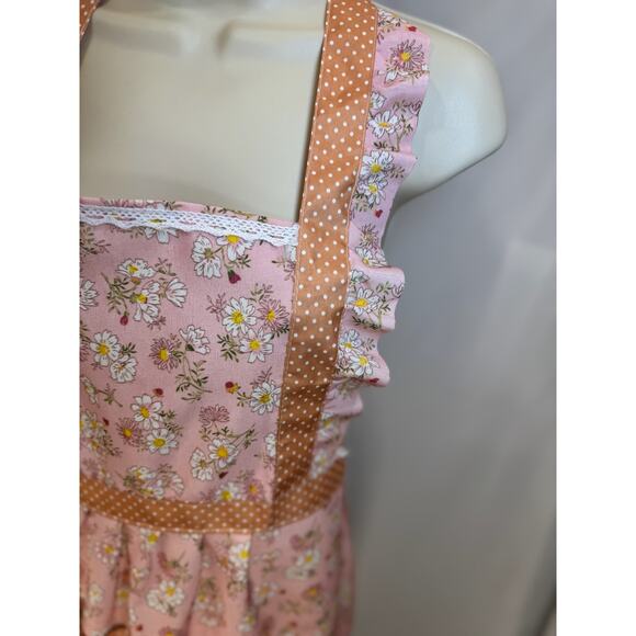 GWP - Vintage-Inspired Pink Daisy Print Apron with Polka Dot Accents - Picture 11 of 12
